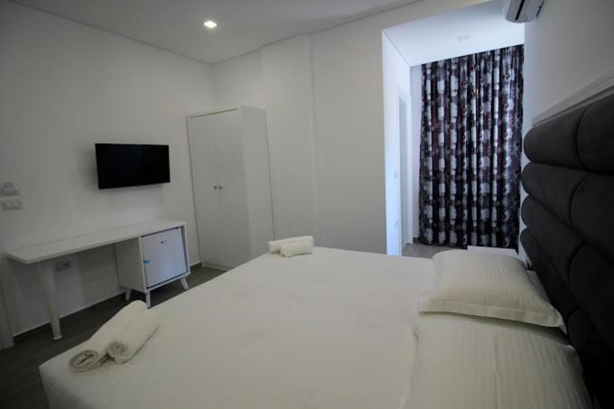 Hotel Edina Apartments By Hp Sarandë Buitenkant foto