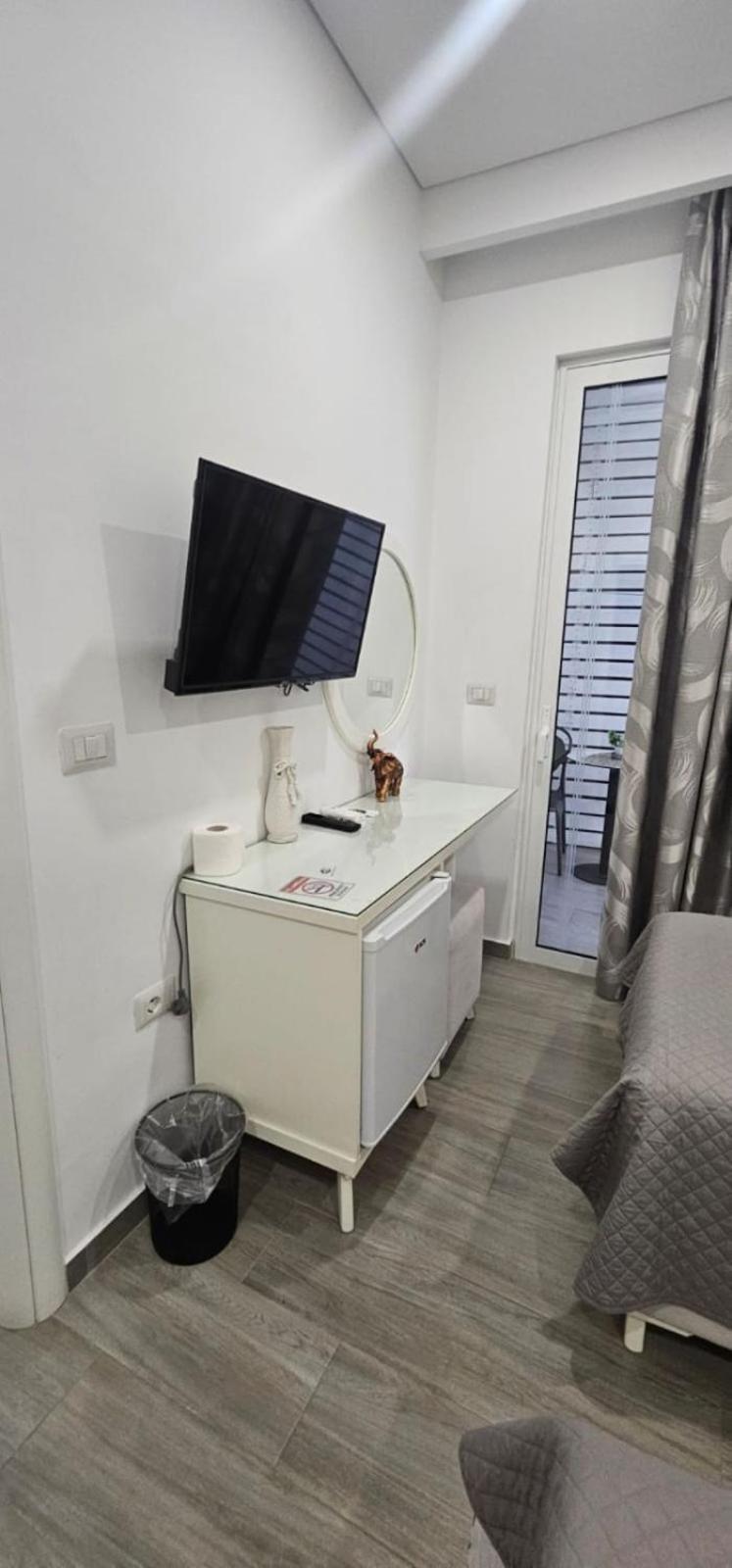 Hotel Edina Apartments By Hp Sarandë Buitenkant foto